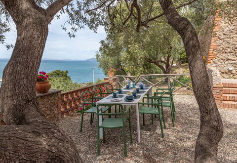 Villa Fior di Roccia: Buitenmeubels, Tuin, Schaduw, Buitentafel, Stoel, Landscaping, Hacienda, Tropen, Backyard