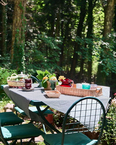 Il Gallinaio, Vivo D'Orcia: Meubilair, Buitenmeubels, Buitentafel, Tuin, Plantengemeenschap, Stoel, Groundcover, De Lente, Backyard, Tafelkleed