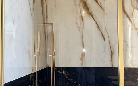 Villa Elisa: Flooring, Tegel, Verdieping, Loodgieterswerkinrichting, Lichte Inrichting, Loodgieter, Spiegel, Marmeren, Badkamer