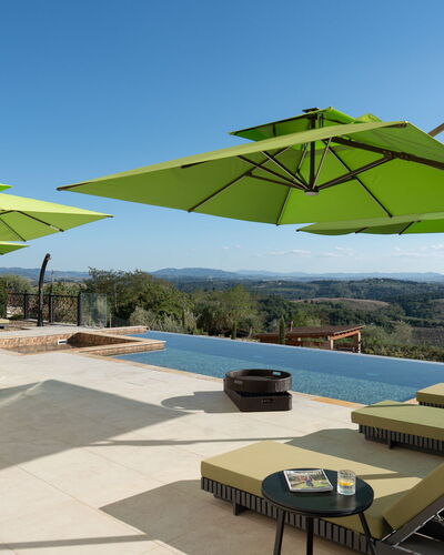 Villa Elisa: Buitenmeubels, Meubilair, Paraplu, Buitentafel, Stoel, Schaduw, Zwembad, Toevlucht, Eco Hotel, Patio