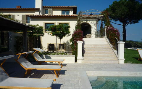 Castelprile: Zwembad, Woongebied, Huis, Toevlucht, Huis, Landgoed, Schaduw, Buitenmeubels, Balkon, Bloempot