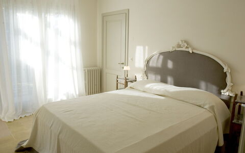 Castelprile: Bed, Slaapkamer, Bedding, Laken, Meubilair, Interieur Ontwerp, Linens, Verdieping, Textiel, Flooring