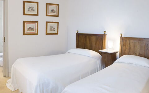 Castelprile: Bed, Meubilair, Slaapkamer, Interieur Ontwerp, Bedding, Flooring, Laken, Hout, Verdieping, Kamer