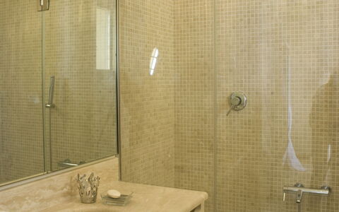 Castelprile: Badkamer, Loodgieterswerkinrichting, Muur, Interieur Ontwerp, Flooring, Wastafel In De Badkamer, Verdieping, Kraan, Spiegel, Douchekop