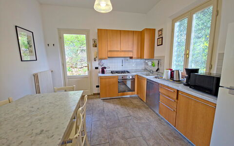 Villa Il Giardino: Flooring, Countertop, Keuken, Hout, Verdieping, Interieur Ontwerp, Meubilair, Toestel Van De Keuken, Major Appliance, Cabinetry