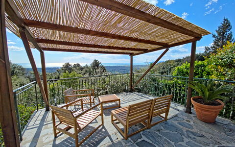 Villa Il Giardino: Hout, Veranda, Hardwood, Schaduw, Beits, Eco Hotel, Dek, Balkon, Outdoor Structuur, Stoel