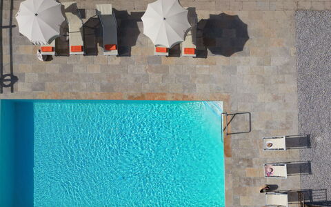 Villa Il Noccioleto: Zwembad, Meubilair, Samengesteld Materiaal, Toevlucht, Buitenmeubels, Stoel, Tegel, Hotel, Eco Hotel, Ligstoel