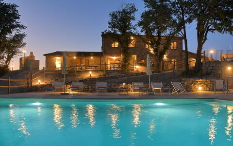 Villa Il Noccioleto: Zwembad, Buitenmeubels, Meubilair, Menselijke Nederzetting, Toevlucht, Eco Hotel, Landgoed, Hotel, Ligstoel, Villa