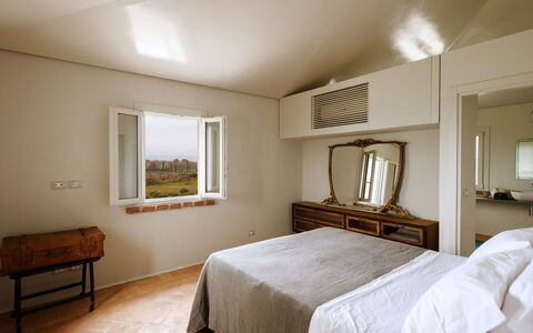 Villa Dedalo: Bed, Slaapkamer, Muur, Interieur Ontwerp, Meubilair, Hout, Laken, Plafond, Bedding, Verdieping