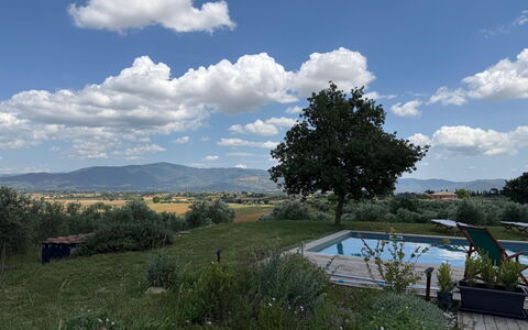 Villa Dedalo: Lucht, Blauw, Landschap, Land Lot, Tuin, Landscaping, Buitenmeubels, Cumulus, Plantage
