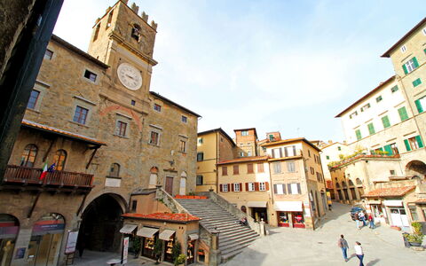 La Casa sulla Piazza: Venster, Stad,  Dorf\, Stadsplein, Plein, Klok