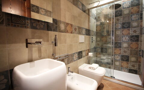 La Casa sulla Piazza: Flooring, Badkamer, Loodgieterswerkinrichting, Wc Bril, Verdieping, Interieur Ontwerp, Toilet, Loodgieter, Tegel, Wastafel