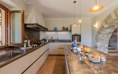 Casale Nido: Keuken, Countertop, Interieur Ontwerp, Flooring, Hout, Plafond, Toestel Van De Keuken, Verlichting, Meubilair, Cabinetry