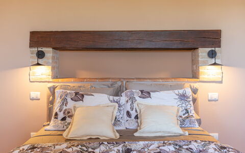 Casale Nido: Bed, Slaapkamer, Bedding, Laken, Meubilair, Hout, Linens, Interieur Ontwerp, Textiel, Kussen Gooien