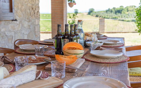 Casale Nido: Meubilair, Tableware, Tafel, Stoel, Serveware, Voedsel, Keuken En Eettafel, Tafelkleed, Dishware, Bord