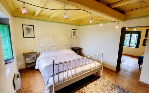 La Casa degli Artisti, Jacuzzi, Marliana: Bed, Interieur Ontwerp, Slaapkamer, Meubilair, Verdieping, Muur, Flooring, Bedding, Laken, Hout