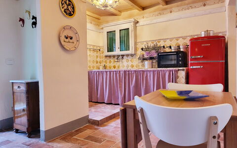 La Casa degli Artisti, Jacuzzi, Marliana: Interieur Ontwerp, Flooring, Major Appliance, Verdieping, Hout, Meubilair, Toestel Van De Keuken, Plafond, Keuken, Kamer