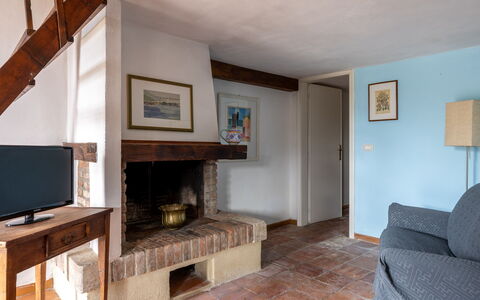 Podere le Lune with Pool, San Gimignano: Meubilair, Muur, Hout, Flooring, Interieur Ontwerp, Verdieping, Kamer, Plafond, Woonkamer, Huis