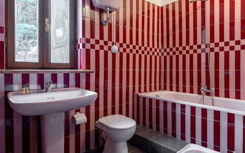 Podere le Lune with Pool, San Gimignano: Rood, Loodgieterswerkinrichting, Badkamer, Flooring, Interieur Ontwerp, Verdieping, Kraan, Loodgieter, Wastafel In De Badkamer, Tegel