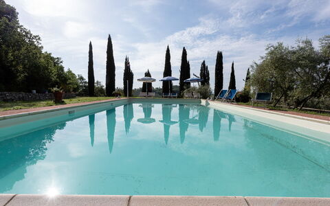 Podere le Lune with Pool, San Gimignano: Blauw, Zwembad, Toevlucht, Landscaping, Hacienda, Waterpartij, Eco Hotel, Buitenmeubels, Villa