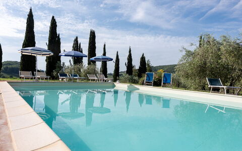 Podere le Lune with Pool, San Gimignano: Zwembad, Landscaping, Buitenmeubels, Eco Hotel, Evergreen, Villa, Toevlucht, Hacienda