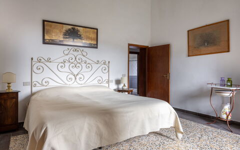 Podere le Lune with Pool, San Gimignano: Muur, Flooring, Slaapkamer, Verdieping, Interieur Ontwerp, Bed, Meubilair, Bedding, Laken, Plafond