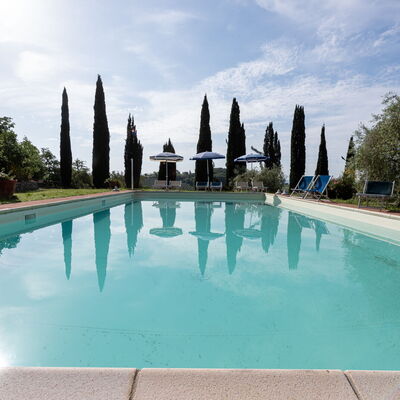 Podere le Lune with Pool, San Gimignano: Blauw, Zwembad, Toevlucht, Landscaping, Hacienda, Waterpartij, Eco Hotel, Buitenmeubels, Villa