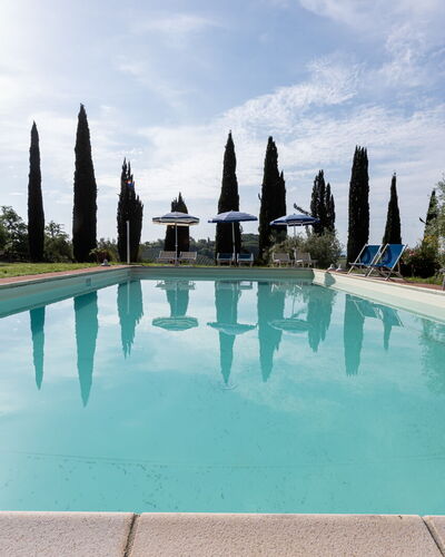Podere le Lune with Pool, San Gimignano: Blauw, Zwembad, Toevlucht, Landscaping, Hacienda, Waterpartij, Eco Hotel, Buitenmeubels, Villa