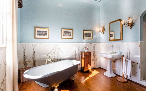 Splendida: Interieur Ontwerp, Flooring, Loodgieterswerkinrichting, Verlichting, Badkamer, Verdieping, Loodgieter, Kraan, Lichte Inrichting, Bad