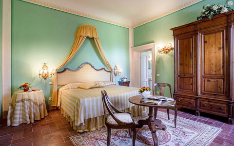 Splendida: Meubilair, Interieur Ontwerp, Muur, Slaapkamer, Bed, Flooring, Textiel, Verdieping, Tafel, Laken