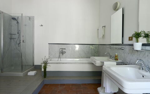 Fattoria: Flooring, Wastafel In De Badkamer, Loodgieterswerkinrichting, Interieur Ontwerp, Wastafel, Verdieping, Kraan, Badkamer, Loodgieter, Spiegel