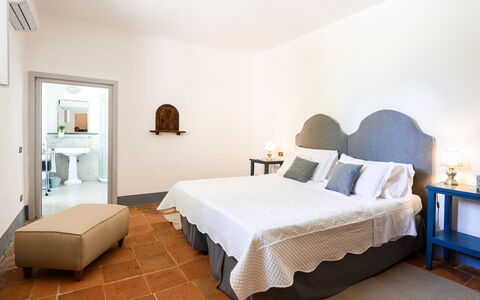 Fattoria: Meubilair, Bed, Interieur Ontwerp, Slaapkamer, Muur, Bedding, Laken, Flooring, Verdieping, Hout