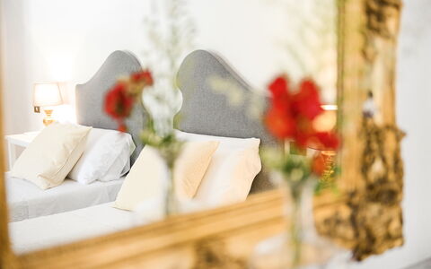 Fattoria: Interieur Ontwerp, Meubilair, Verlichting, Kamer, Slaapkamer, Hoofdkussen, Bloempot, Linens, Kamerplant, Kussen Gooien