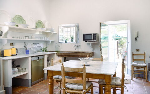 Fattoria: Meubilair, Interieur Ontwerp, Flooring, Keuken, Huis, Tafel, Countertop, Kamer, Stoel, Verdieping