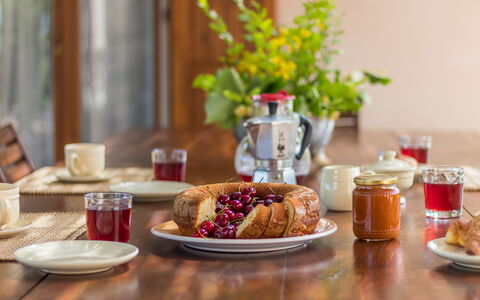 Molinazzo: Voedsel, Tableware, Serveware, Ingrediënt, Tafel, Dishware, Kop, Drinkware, Meubilair, Bord