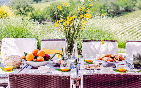 Chateau la Siroque: Tableware, Meubilair, Tafel, Drinkware, Tafelkleed, Serveware, Voedsel, Glaswerk, Wijnglas