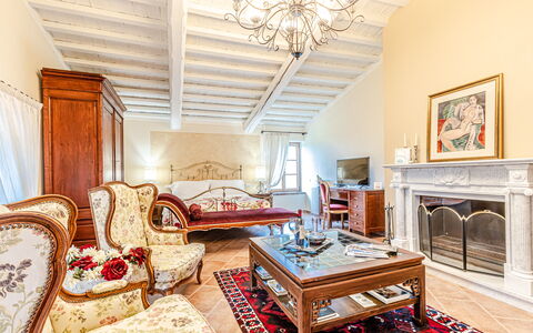 Chateau la Siroque: Meubilair, Interieur Ontwerp, Bankstel, Flooring, Plafond, Verdieping, Kamer, Woonkamer, Verlichting, Huis