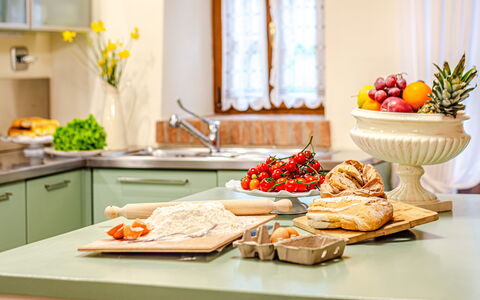 Chateau la Siroque: Tableware, Fruit, Meubilair, Voedsel, Interieur Ontwerp, Keuken, Countertop, Tafel, Verlichting, Toestel Van De Keuken