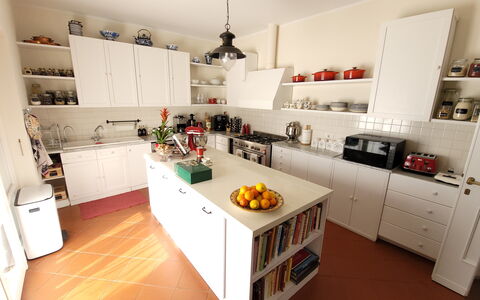 Villa El Olivar: Keuken, Cabinetry, Toestel Van De Keuken, Countertop, Interieur Ontwerp, Meubilair, Flooring, Major Appliance, Hout, Plank