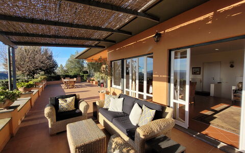 Villa El Olivar: Meubilair, Stoel, Schaduw, Buitenmeubels, Huis, Veranda, Balkon, Bankstel, Eco Hotel, Beits