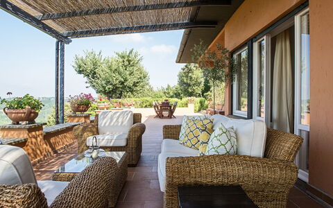 Villa El Olivar: Meubilair, Stoel, Buitenmeubels, Tafel, Buitentafel, Toevlucht, Bloempot, Schaduw, Eco Hotel, Tuin