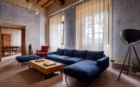 Villa Il Casalino, Florentine Hills with Pool: Meubilair, Interieur Ontwerp, Flooring, Verdieping, Hout, Bankstel, Tafel, Plafond, Verlichting, Woonkamer