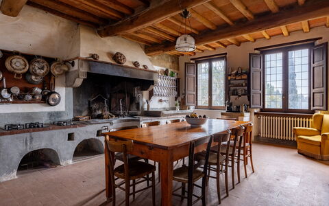 Villa Il Casalino, Florentine Hills with Pool: Meubilair, Hout, Keuken, Tafel, Flooring, Huis, Stoel, Keuken En Eettafel, Fornuis, Countertop