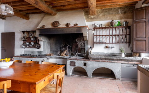 Villa Il Casalino, Florentine Hills with Pool: Keuken, Fornuis, Fornuis, Countertop, Tegel, Toestel Van De Keuken, Gasfornuis, Cabinetry, Huishoudapparatuur, Ontwerp