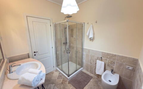 Villa Montepulciano Vineyard: Flooring, Interieur Ontwerp, Verdieping, Loodgieterswerkinrichting, Plafond, Kamer, Badkamer, Loodgieter, Wastafel In De Badkamer, Wastafel