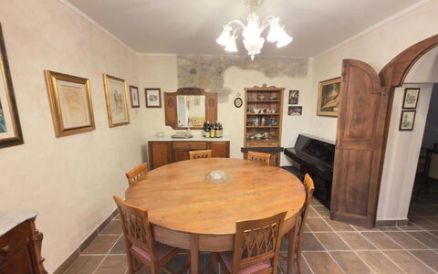 Villa Montepulciano Vineyard: Meubilair, Flooring, Interieur Ontwerp, Verdieping, Hout, Tafel, Stoel, Eetkamer, Keuken En Eettafel, Kamer