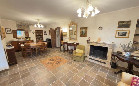 Villa Montepulciano Vineyard: Meubilair, Flooring, Interieur Ontwerp, Verdieping, Hout, Plafond, Kamer, Verlichting, Tafel, Woonkamer