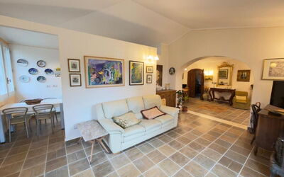 Villa Montepulciano Vineyard and Pool Retreat: Meubilair, Flooring, Interieur Ontwerp, Verdieping, Bankstel, Plafond, Hout, Woonkamer, Kamer, Verlichting