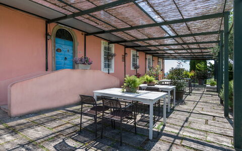 Agriturismo le Due Querce: Schaduw, Stoel, Outdoor Structuur, Bloempot, Buitentafel, Balkon, Kamerplant, Werf, Patio, Buitenmeubels