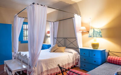 Mimosa Gialla: Meubilair, Interieur Ontwerp, Bed, Slaapkamer, Verdieping, Kamer, Flooring, Plafond, Verlichting, Linens